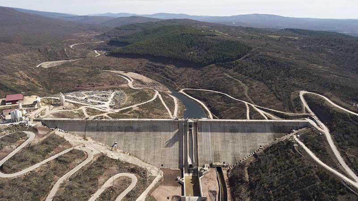 Vista aérea de la presa de Castrovido, prácticamente rematada en su zona exterior.-ISRAEL L. MURILLO