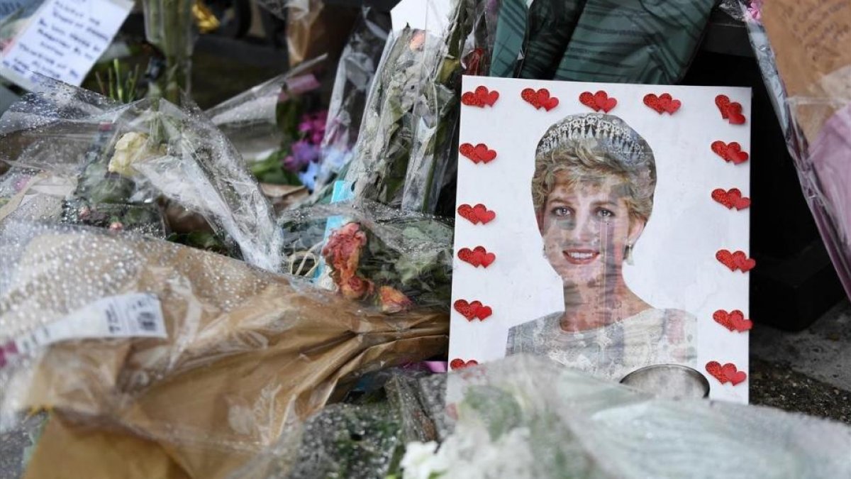 Recuerdos de Diana de Gales a las puertas del palacio de Kensington, el verano pasado coincidiendo con el 20º aniversario de su muerte.-/ EFE / ANDY RAIN