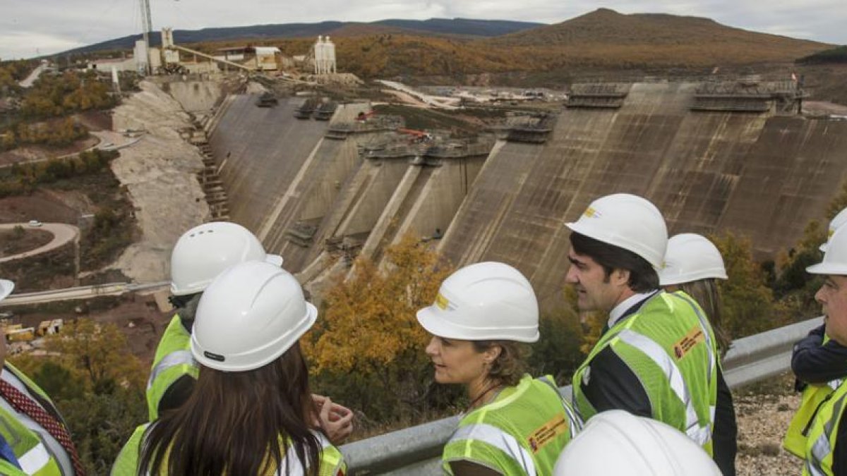 El consejero de Fomento, Juan Carlos Suárez-Quiñones, y la ministra de Agricultura, Isabel García Tejerina, encabezan la visita a las obras.-SANTI OTERO