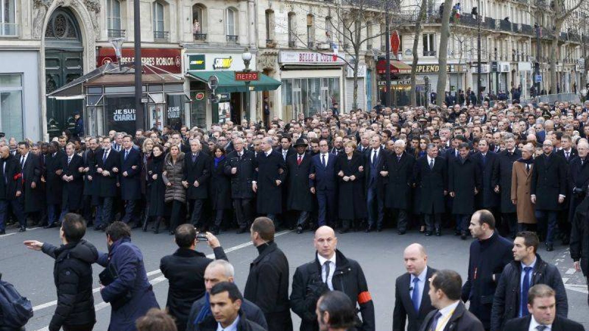 Casi 50 mandatarios participaron en la manifestación de París.-Foto: AFP