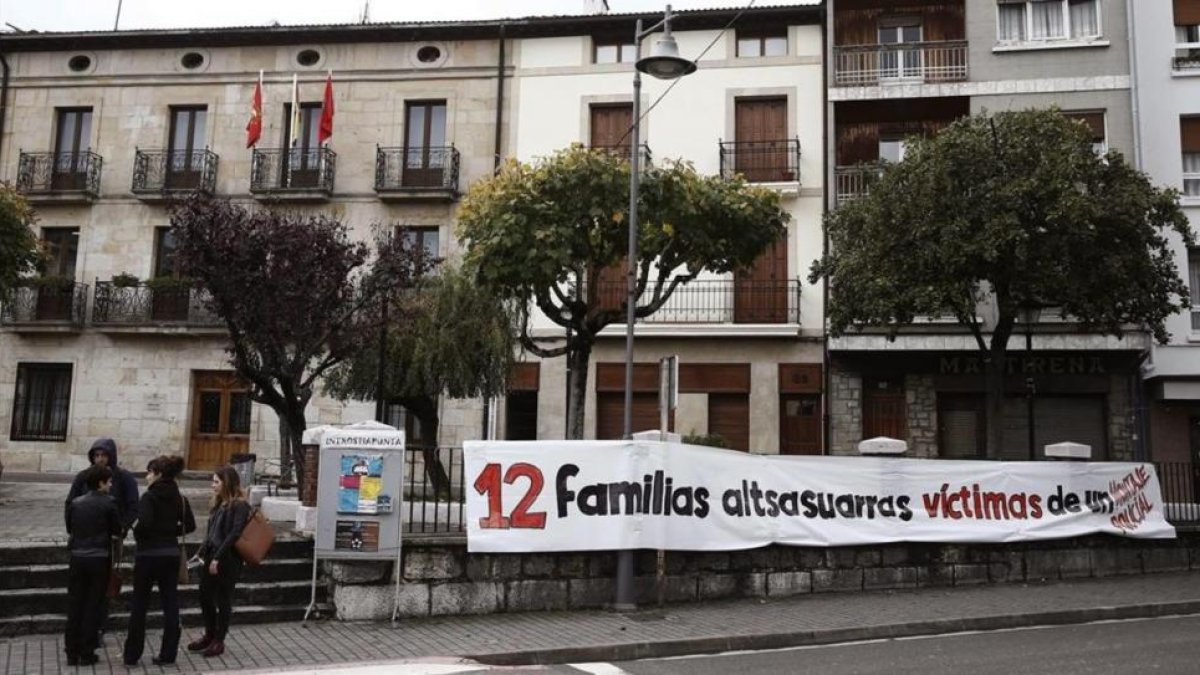 Pancarta colocada en el Ayuntamiento de Alsasua tras las detenciones por la agresión a dos guardias civiles.-EFE / JESÚS DIGES