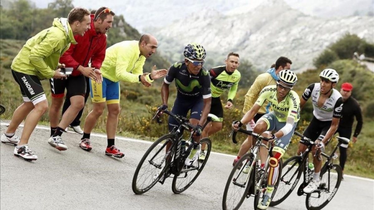 Alberto Contador, en el centro, junto a Nairo Quintana y Omar Fraile, a la derecha, durante la ascensión a los Lagos.-EFE / JAVIER LIZÓN