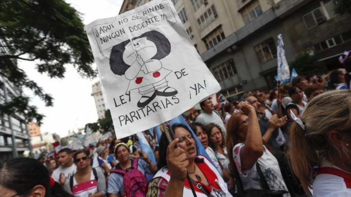 Manifestación de maestros en Buenos Aires.-EFE / DAVID FERNÁNDEZ