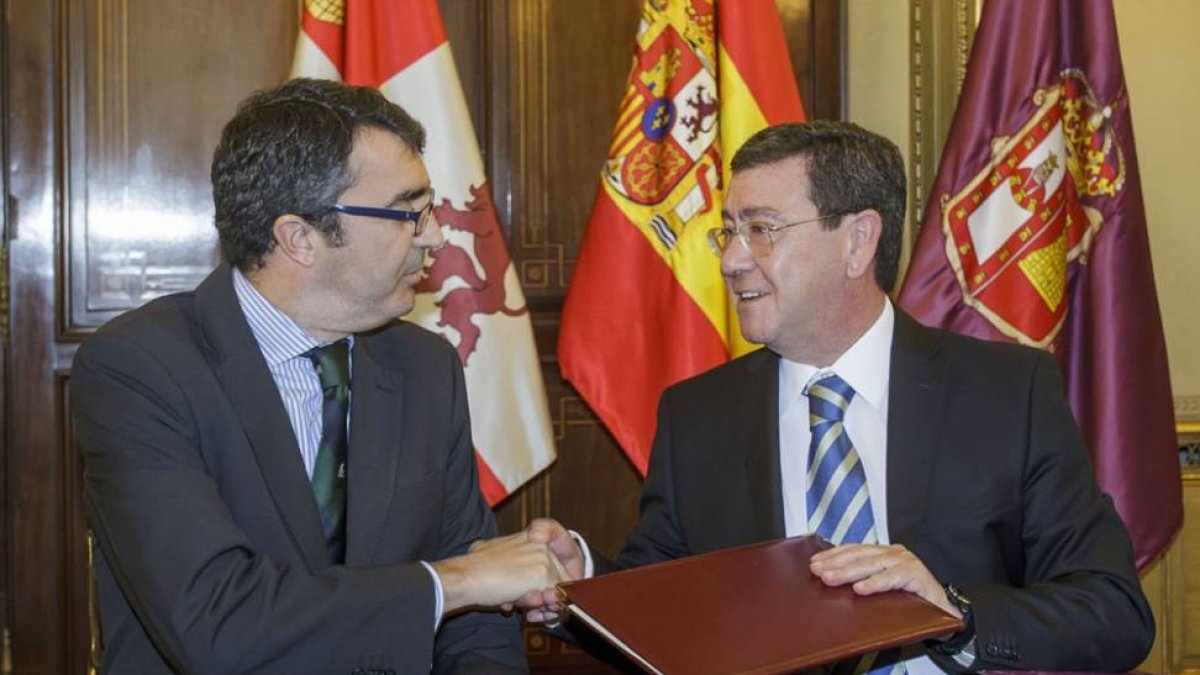 Javier Guillén y César Rico firmaron ayer el convenio de patrocinio para la Vuelta a España-Santi Otero