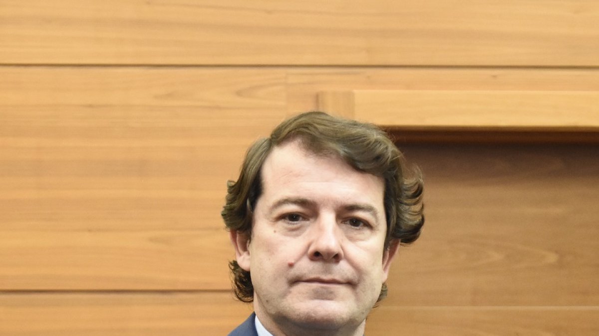 El presidente de la Junta de Castilla y León, Alfonso Fernández Mañueco, en las Cortes autonómicas tras su comparecencia del viernes. E. M.