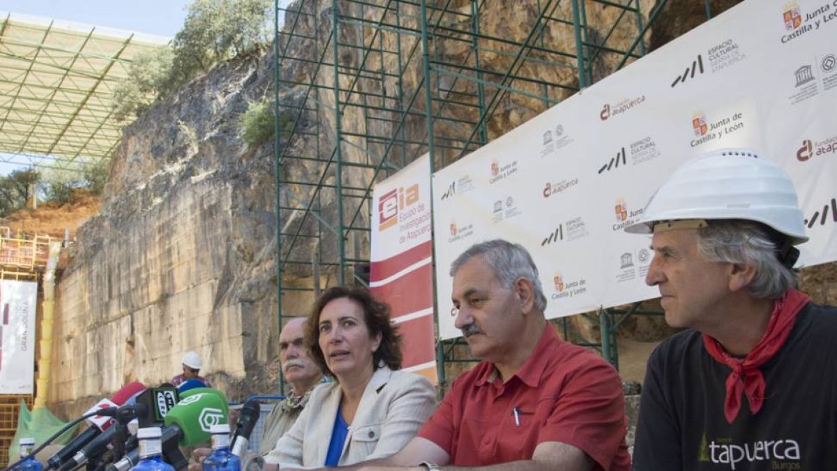 María Josefa García Cirac flanqueada por los codirectores Eudald Carbonell, José María Bermúdez de Castro y Juan Luis Arsuaga.-ICAL