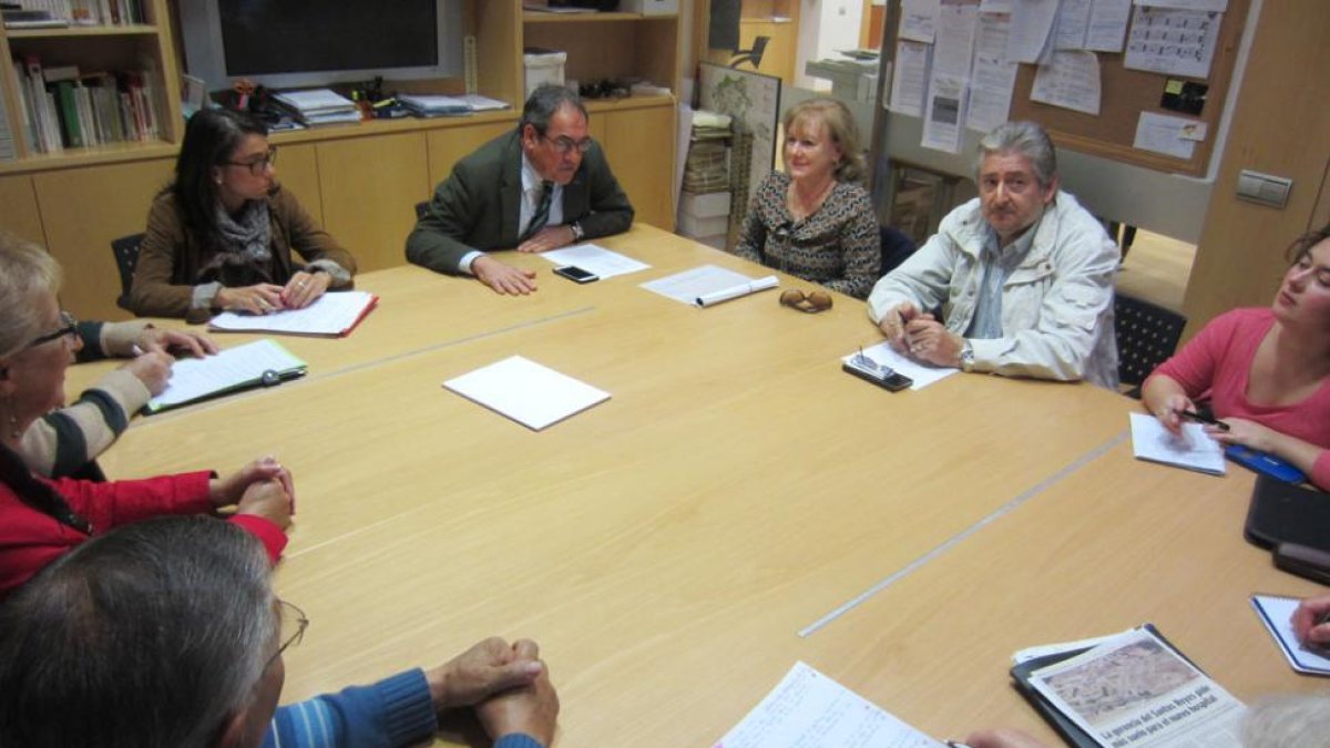 Baudilio Fernández Mardomingo en la reunión que mantuvo ayer con cinco asociaciones de vecinos.-L.V.