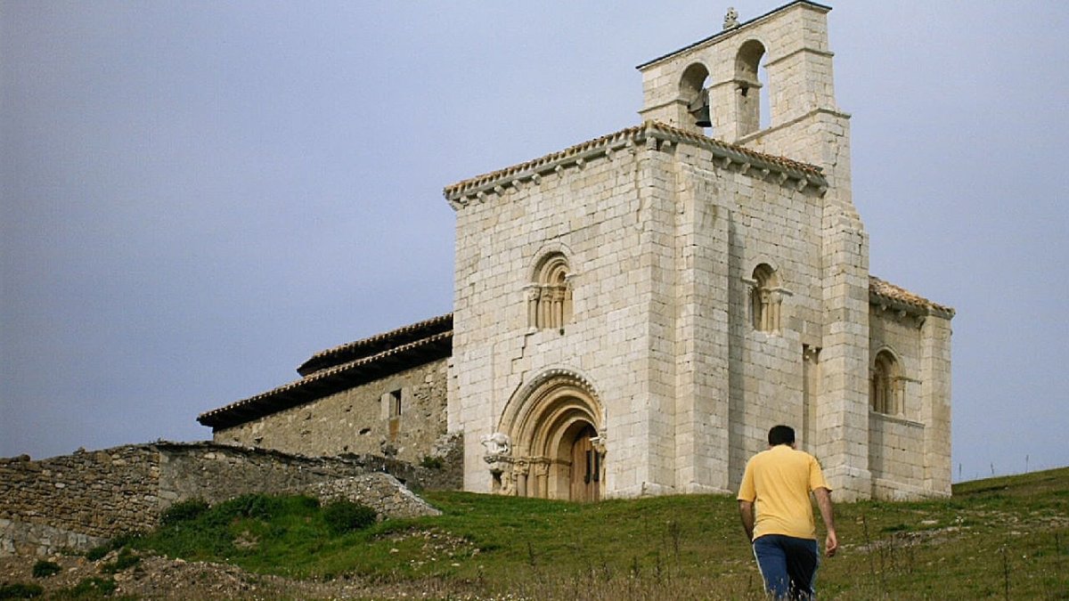 La ermita de San Pantaleón de Losa, a la que se accede subiendo una empinada cuesta. ECB