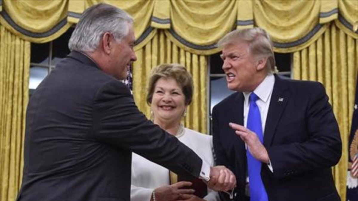 Trump y Rex Tillerson, nuevo secretario de Estado, junto a su esposa.-