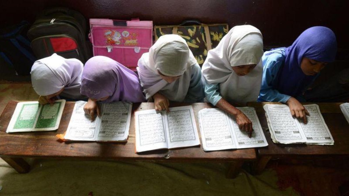 Imagen de archivo de cuatro niñas musulmanas leyendo el Corán en la escuela en India, en julio del 2013.-NOAH SEELAM (AFP)