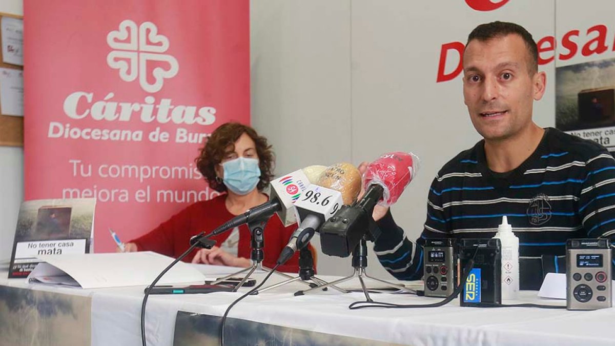Pilar Martínez (Fundación Lesmes) y David Polo (Cáritas), repasaron ayer los datos de ambas entidades. RAÚL G. OCHOA
