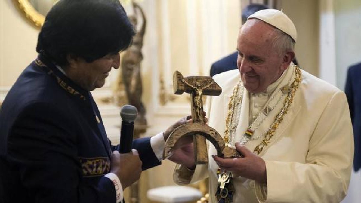 Evo Morales entrega el crucifijo de madera con la hoz y el martillo al Papa, en La Paz, este jueves.-Foto: AP / L'OSSERVATORE ROMANO