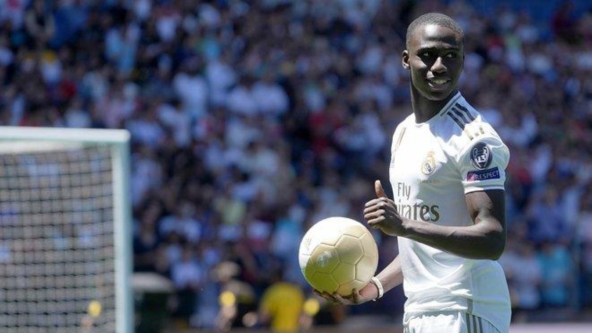 Mendy, en su presentación.-JOSÉ LUIS ROCA