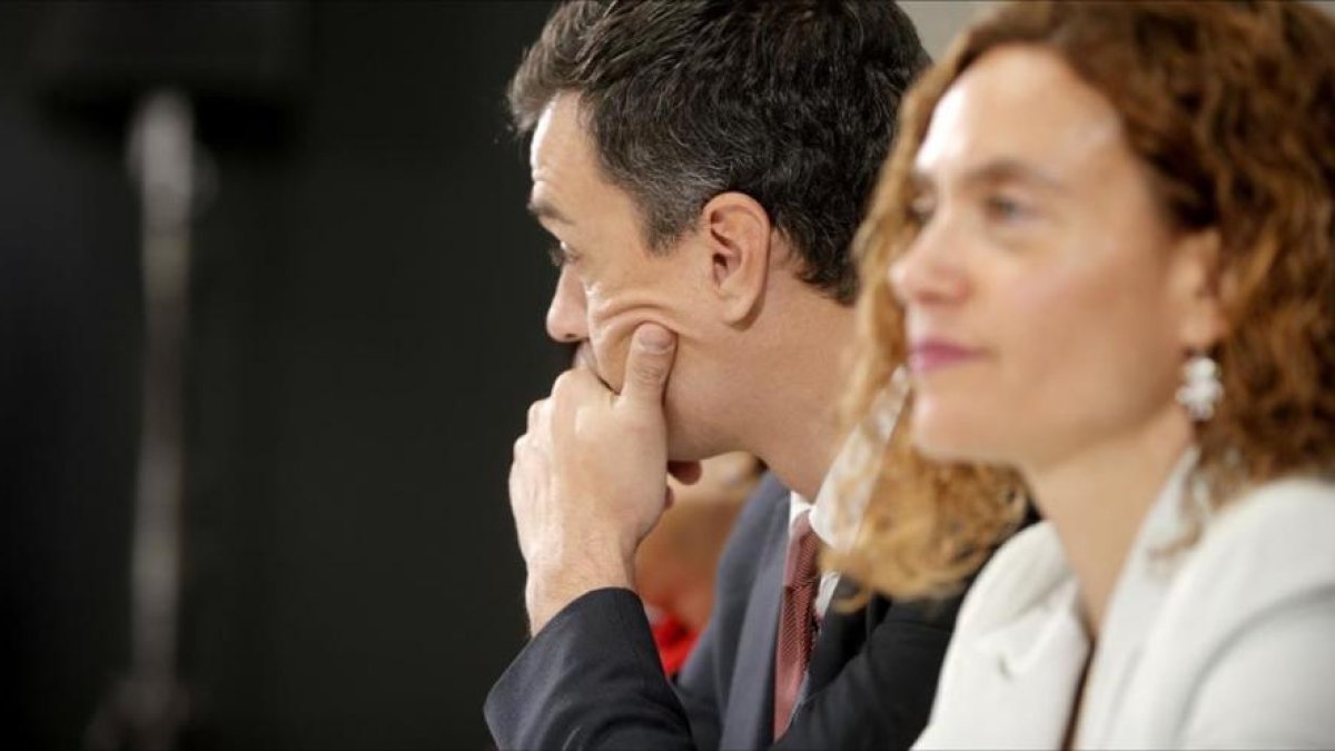 El líder del PSOE, Pedro Sánchez, junto a Meritxell Batet, del PSC, en un reciente acto electoral.-JOSÉ LUIS ROCA