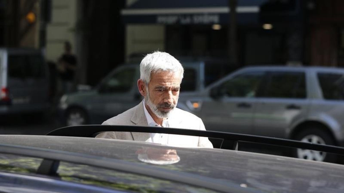 El actor Imanol Arias, a su salida a la Audiencia Nacional donde declaró ante el juez Ismael Moreno como investigado (imputado) por haber cometido presuntamente un fraude a Hacienda de 2,1 millones de euros a través de sociedades instrumentales.-EFE/Juan Carlos Hidalgo