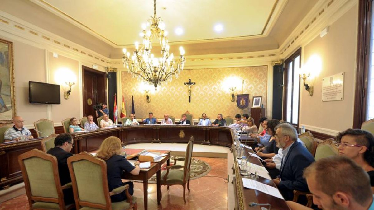 Los diputados provinciales debaten los puntos del día durante la celebración del Pleno de ayer.-ISRAEL L. MURILLO
