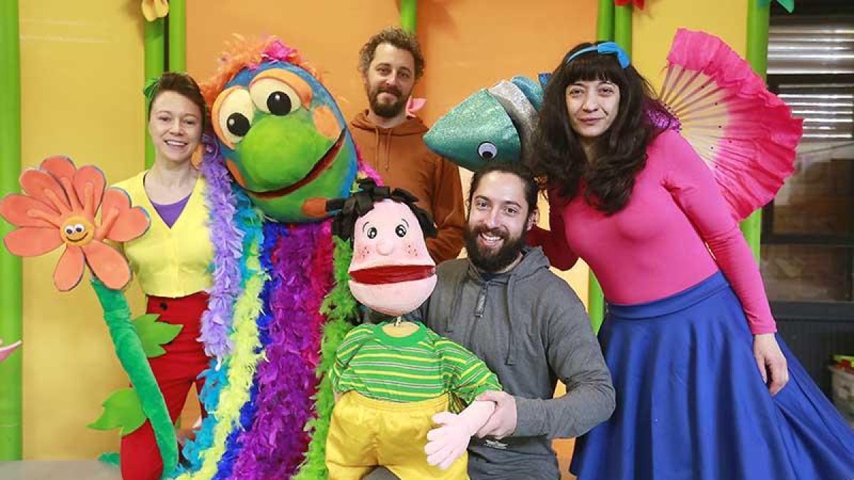 Violeta Ollauri, Jesús Cristóbal, Fran de Benito y Carola Martínez, de i. a d., son los intérpretes que dan vida a esta historia protagonizada por una marioneta llamada Hugo (c.).-Raúl Ochoa
