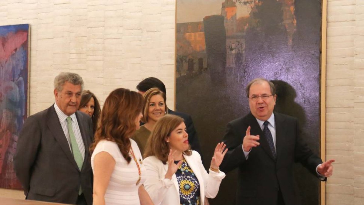 Acto de toma de posesión de Juan Vicente Herrera como presidente de la Junta de Castilla y León. En la imagen, a la llegada al acto acompañado de la vicepresidenta del Gobierno, Soraya Sáez de Santamaría, del presidente del Senado, Jesús Posada; y la secr-Ical