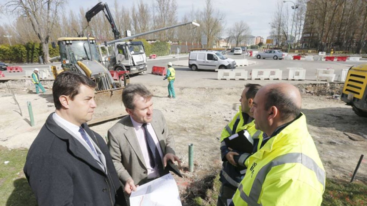 Ángel Ibáñez y Javier Lacalle en su visita a las obras.-RAÚL G. OCHOA