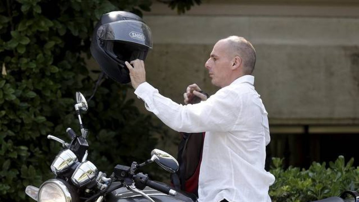 El ministro de Finanzas griego, Yanis Varoufakis, a su llegada a la reunión del Consejo de Ministros griego, este domingo en Atenas.-Foto: REUTERS / ALKIS KONSTANTINIDIS