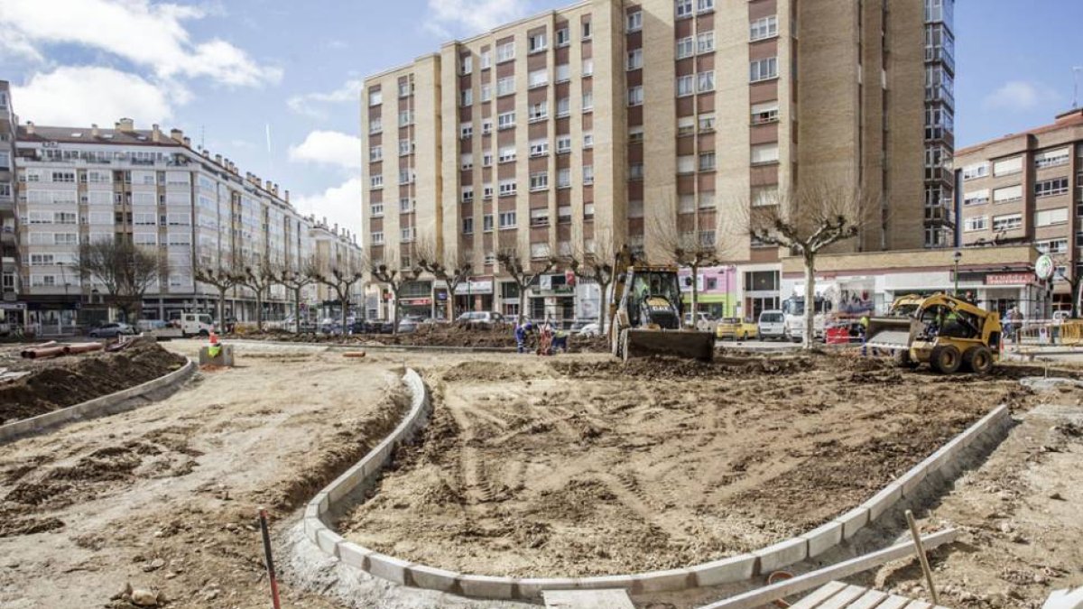 Las obras en la Plaza de San Bruno empezaron a finales del mes de febrero y avanzan a buen ritmo.-SANTI OTERO