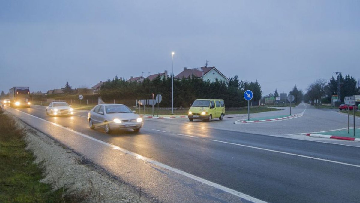 La inexistencia de carril de desaceleración en este punto de la N-120 obliga a los coches a pararse en medio.-I. L.M.