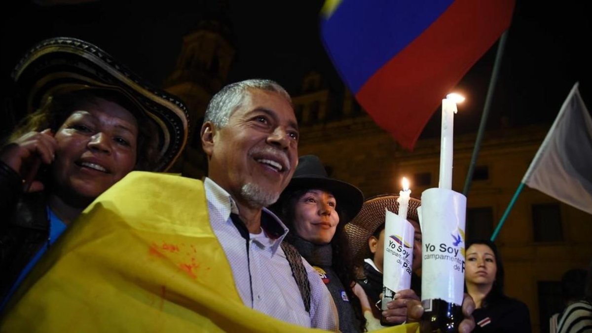 Un ciudadano participa en la celebración en Bogotá del acuerdo entre el Gobierno de Colombia y las FARC-AFP PHOTO / GUILLERMO LEGARIA