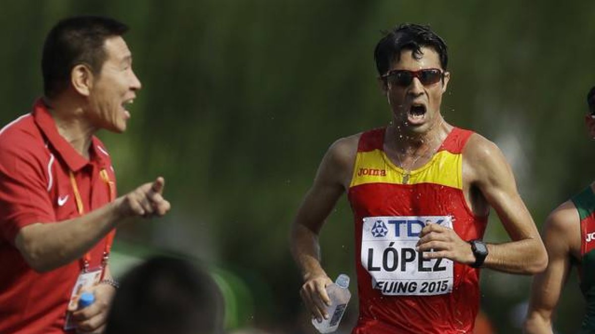 El campeón mundial de los 20 km marcha, durante la prueba celebrada en Pekín.-Foto: KIN CHEUNG / AP