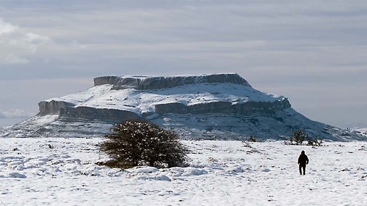 Una Peña Amaya nevada abre la revista anual de Geoparques que Argeol coordinó y presentó este año en Fitur. FOTO: J. D.