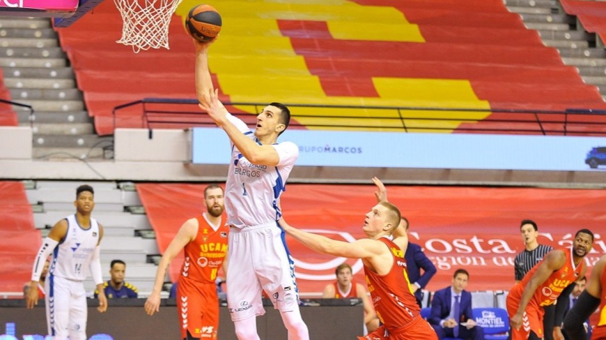 Kravic supera a Malmanis. J. BERNAL / ACB PHOTO