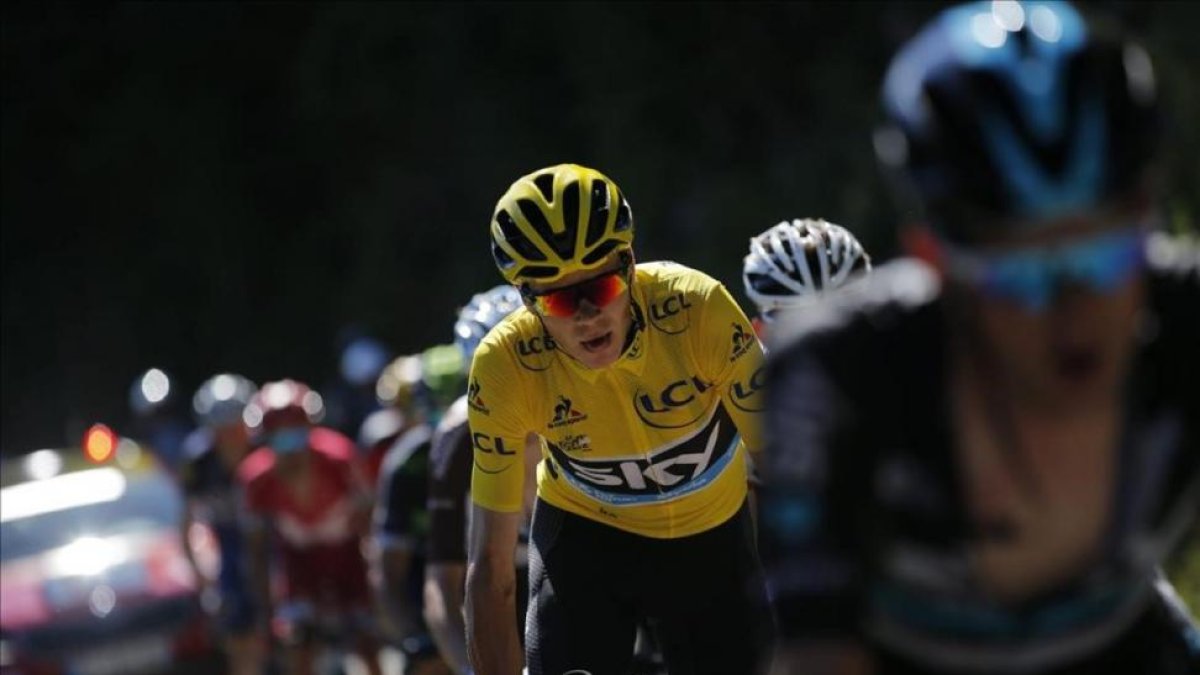 Chris Froome, tras la sombra de Wou Poels, camino de Culoz.-EFE / YOAN VALAT
