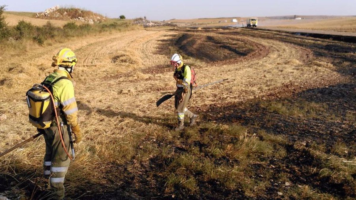 Incendio en Castrojeriz, a principios de agosto de este año, tras el accidente de un camión de paja.-APAMCYL