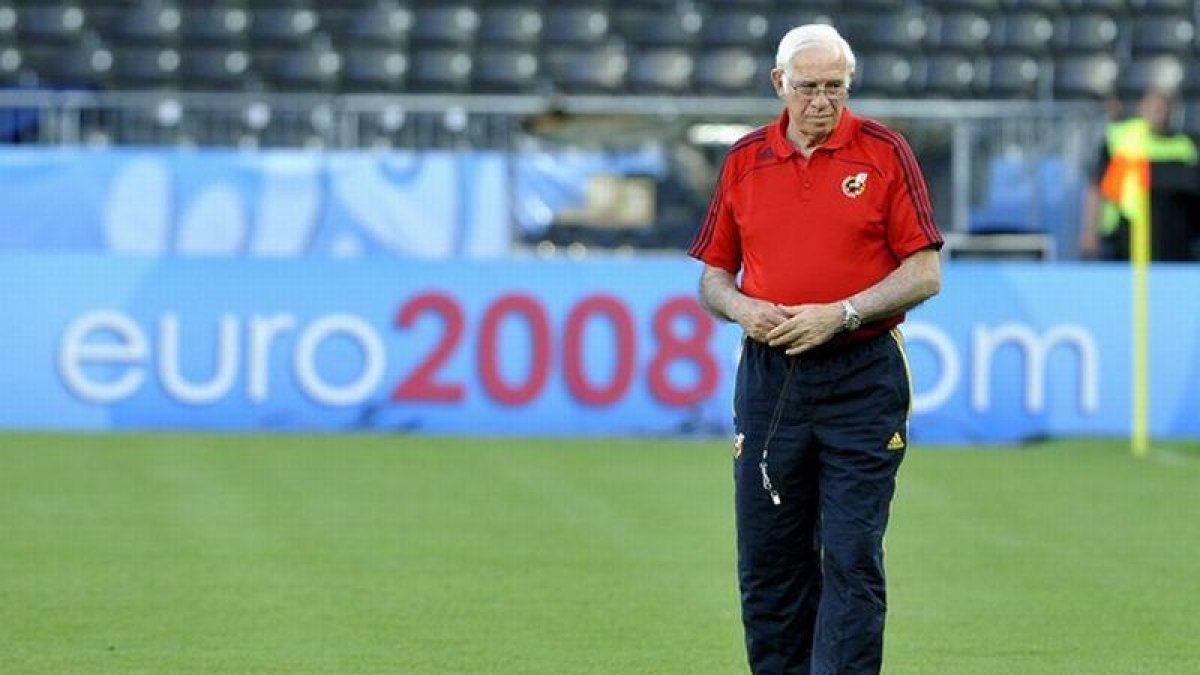 El exentrenador de la selección española durante uno de los entrenamientos de la Europcopa de 2008.-FRANCK FIFE / AFP