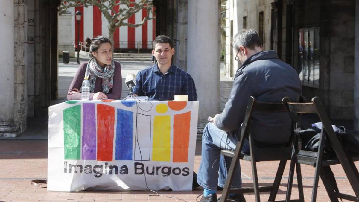 Blanca Guinea y Raúl Salinero explican en la Plaza Mayor la financiación de la campaña de Imagina.-RAÚL G. OCHOA