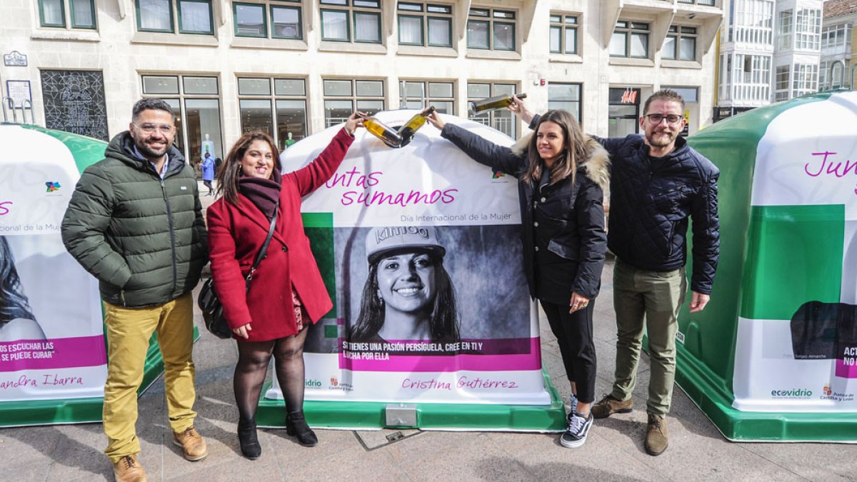 La piloto burgalesa Cristina Gutiérrez participó en la presentación de la campaña de Ecovidrio con los concejales de Medio Ambiente, Josué Temiño, y de Mujer, Estrella Paredes. ISRAEL L. MURILLO