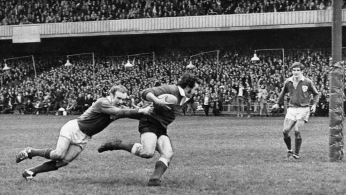 Gareth Edwards, a punto de lograr un ensayo en Cardiff durante el partido contra Irlanda que le dio a Gales la Triple Corona en 1971.-