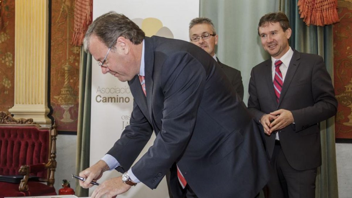 Antonio Silván firma ante la mirada de Javier Lacalle.-SANTI OTERO