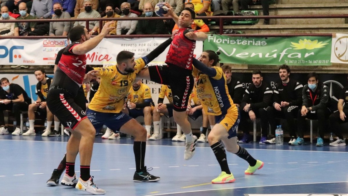 Lance del derbi disputado en el Príncipe de Asturias. SERGIO DELGADO / BALONMANO BURGOS