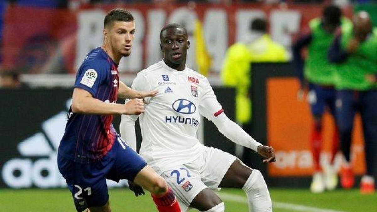 Ferland Mendy (d) durante un partido con el Olympique de Lyon.-X02976