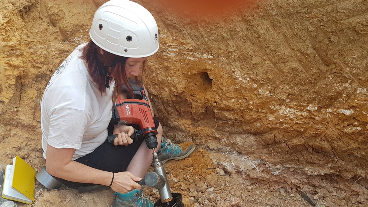 Davinia Moreno tomando muestras para datación. ESR