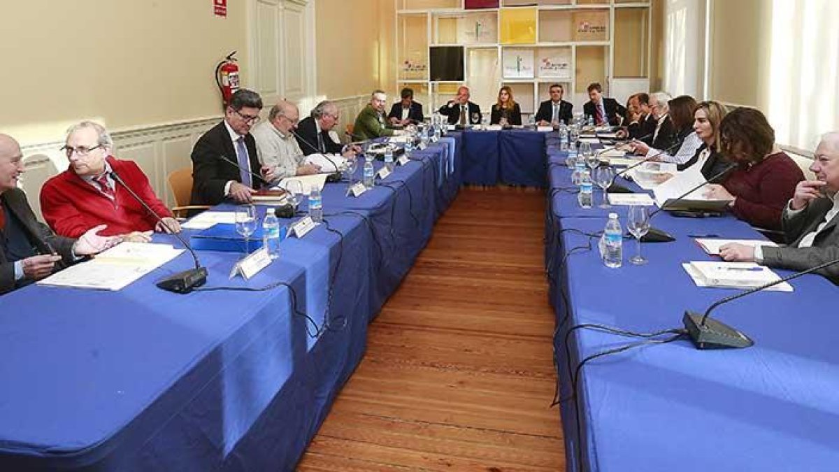 Mar Sancho y Gonzalo Santonja presidieron ayer la reunión del patronato del Instituto de la Lengua en el Palacio de la Isla.-Raúl Ochoa