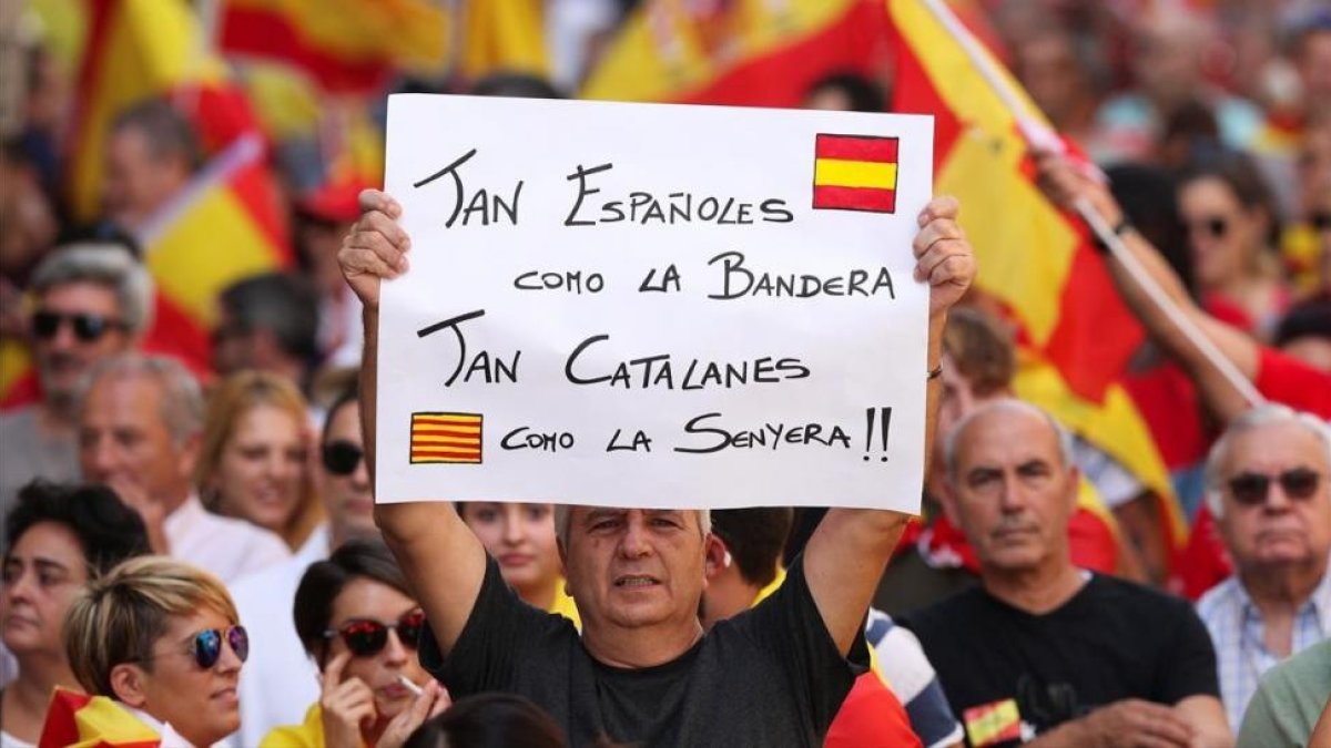Un hombre con una pancarta unionista-ALBERT GEA/REUTERS