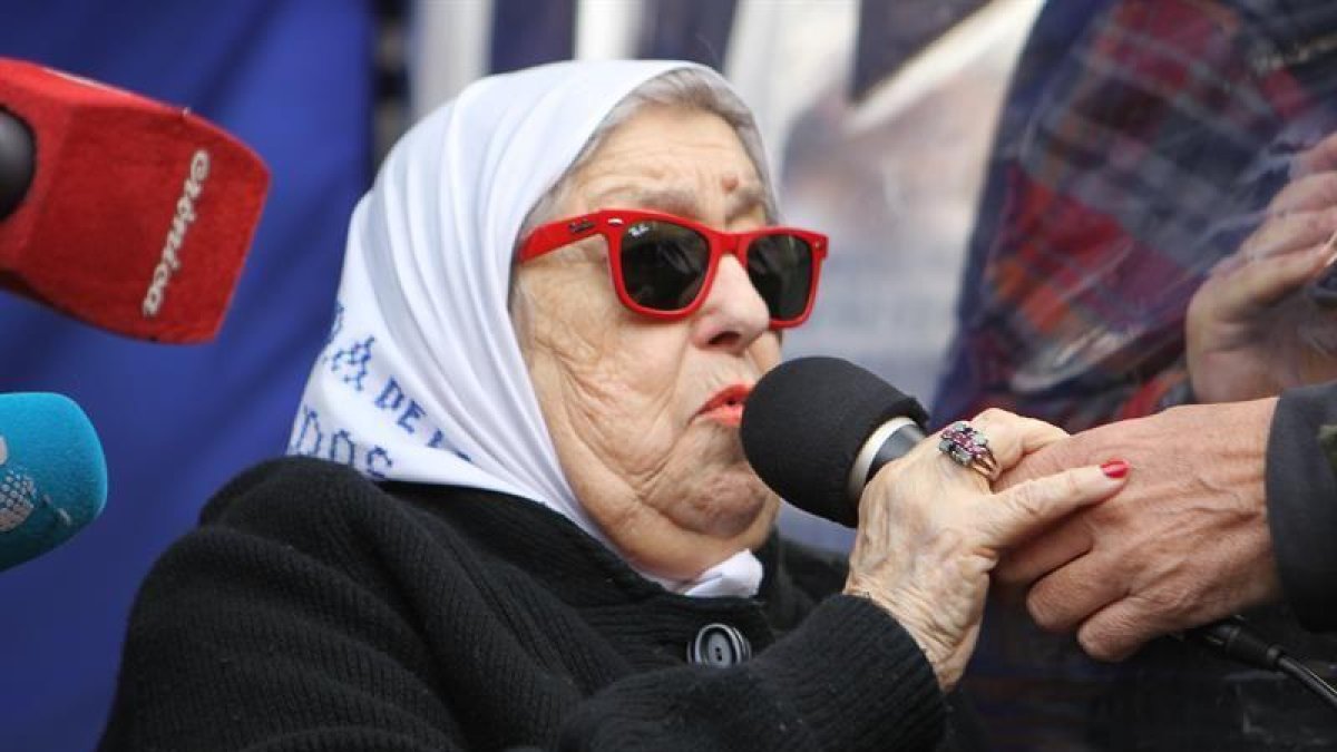 La presidenta de la asociación argentina Madres de Plaza de Mayo, Hebe de Bonafini, se negó ayer a declarar ante el juez y acudió a la Plaza de Mayo, donde fue respaldad por cientos de argentinos en Buenos Aires.-EFE/Alberto Ortiz