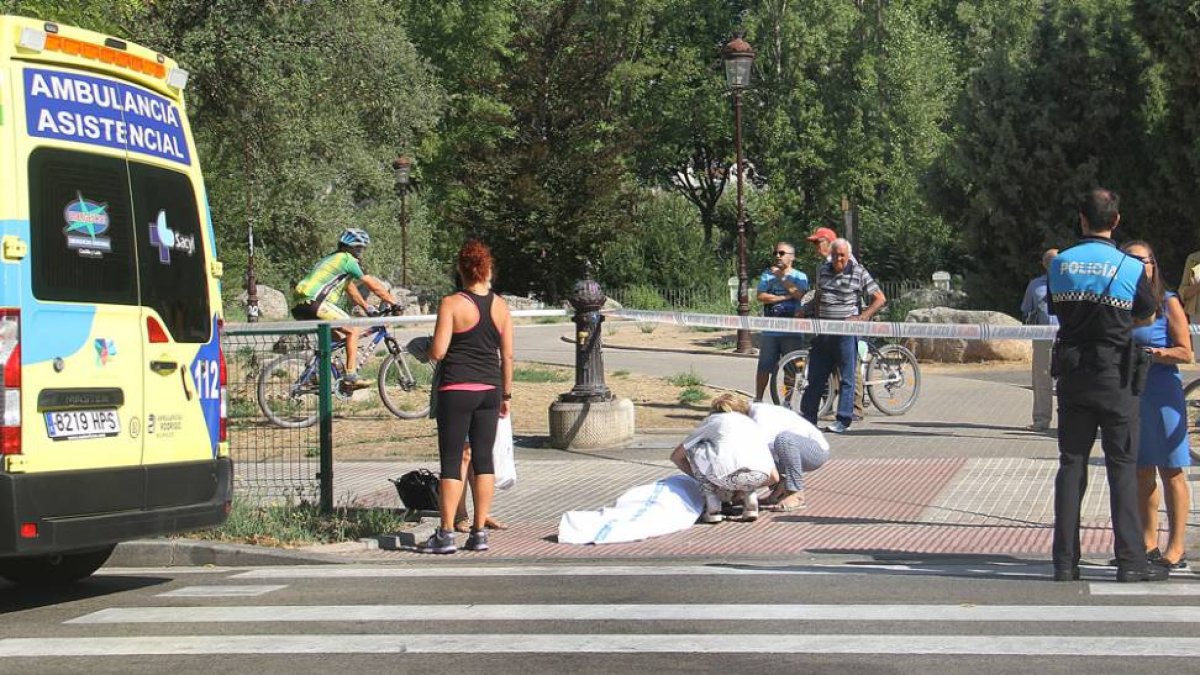 Personal sanitario atiende a la mujer tras sufrir el atropello.-NOTICIAS DE BURGOS