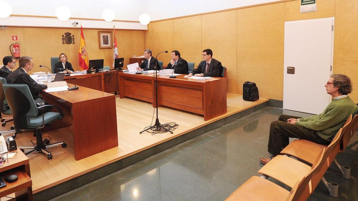 A la derecha, el doctor Huidobro, durante un momento de la vista oral.-ISRAEL L. MURILLO