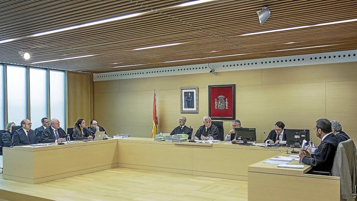 Los abogados de las acusaciones, Ricardo Gavilanes, Carlos Rivera y Beatriz Llamas; el fiscal Ricardo González; el magistrado ponente, César Balmori, el presidente del TSJ, José Luis Concepción, el magistrado Ignacio de la Riva; el secretario de la sala d-SANTI OTERO