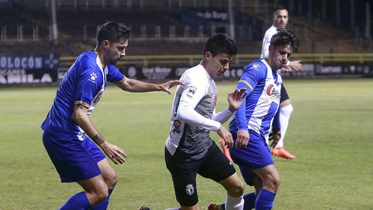 Javi Cantero en acción en el último choque de Copa Federación ante el Real Avilés-Raúl G. Ochoa