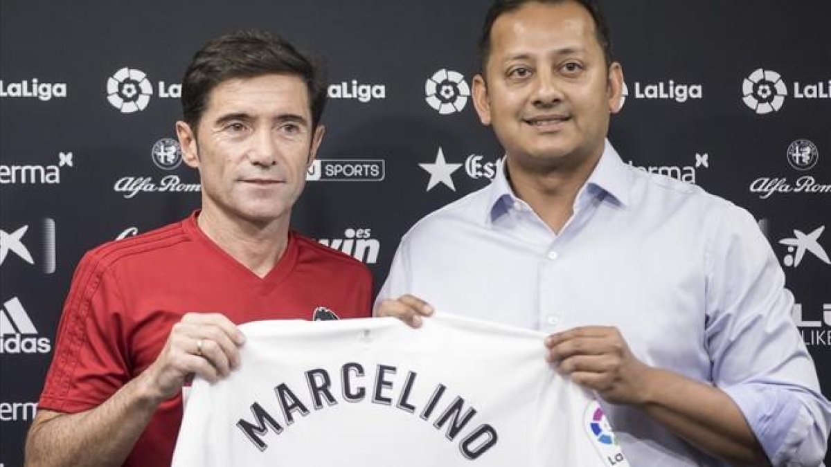 Marcelino posa con el presidente Anil Murthy tras renovar en julio de 2018 su contrato con el Valencia.-MIGUEL LORENZO