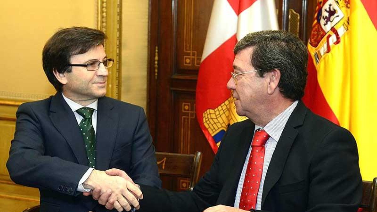 Miguel López yCésar Rico, ayer en la Diputación durante la firma del convenio.-ICAL