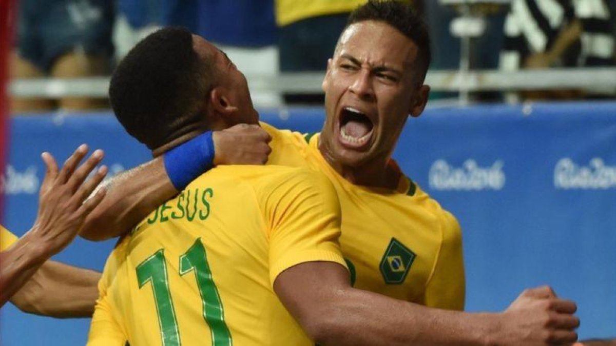 Neymar se abraza con Gabriel Jesús en el partido contra Dinamarca.-AFP / NELSON ALMEIDA